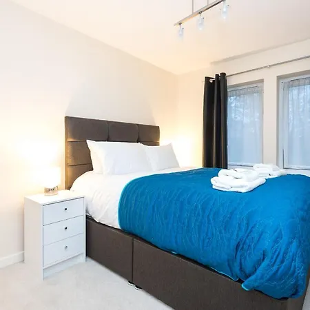Modern Smart Open Plan Living With Free Parking *