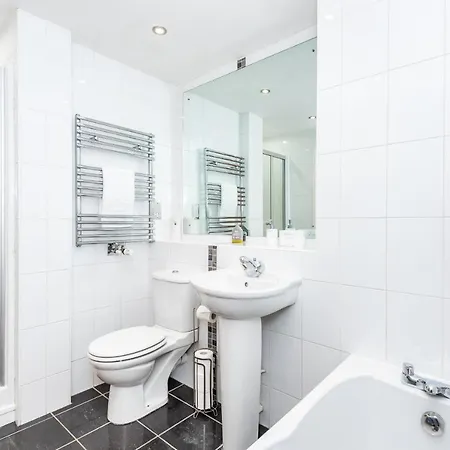 Modern Smart Open Plan Living With Free Parking Apartment *
