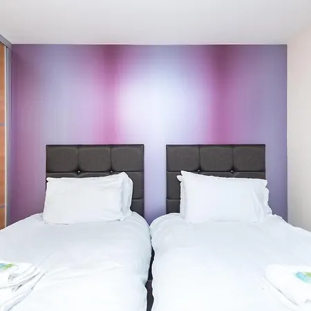 Modern Smart Open Plan Living With Free Parking