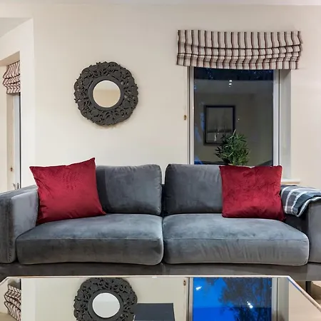 Modern Smart Open Plan Living With Free Parking Apartment