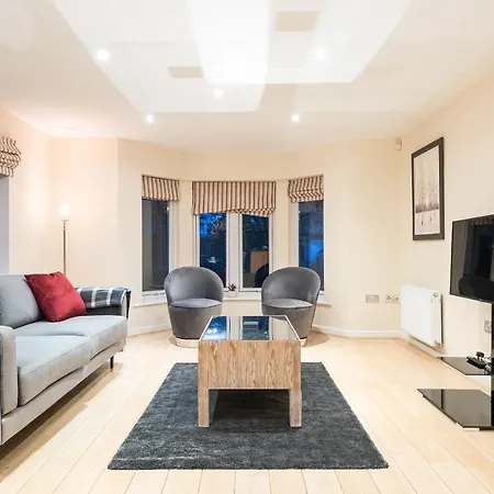 Modern Smart Open Plan Living With Free Parking