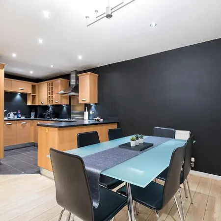Modern Smart Open Plan Living With Free Parking Apartment