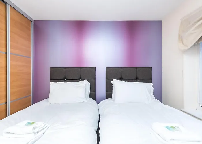 2 Neptune House Beautiful Modern With Parking Pass The Keys