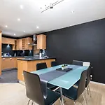 2 Neptune House Beautiful Modern With Parking Pass The Keys شقة